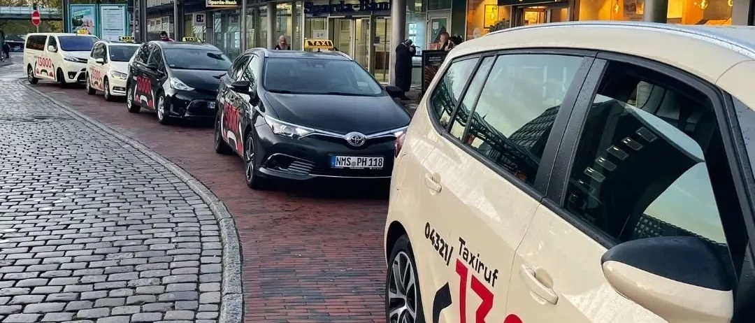 Auf dem Bild sind unsere Taxis auf dem Hauptbahnhof zu sehen.