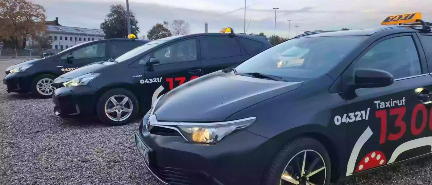 Nahe Seitenansicht unserer Fahrzeuge mit dem "13000"-Logo