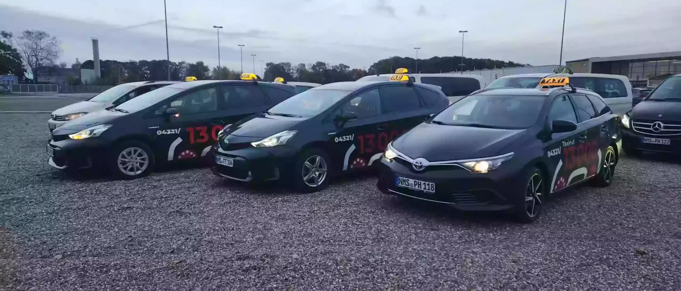 Vorderansicht unserer Fahrzeuge mit dem "13000"-Logo