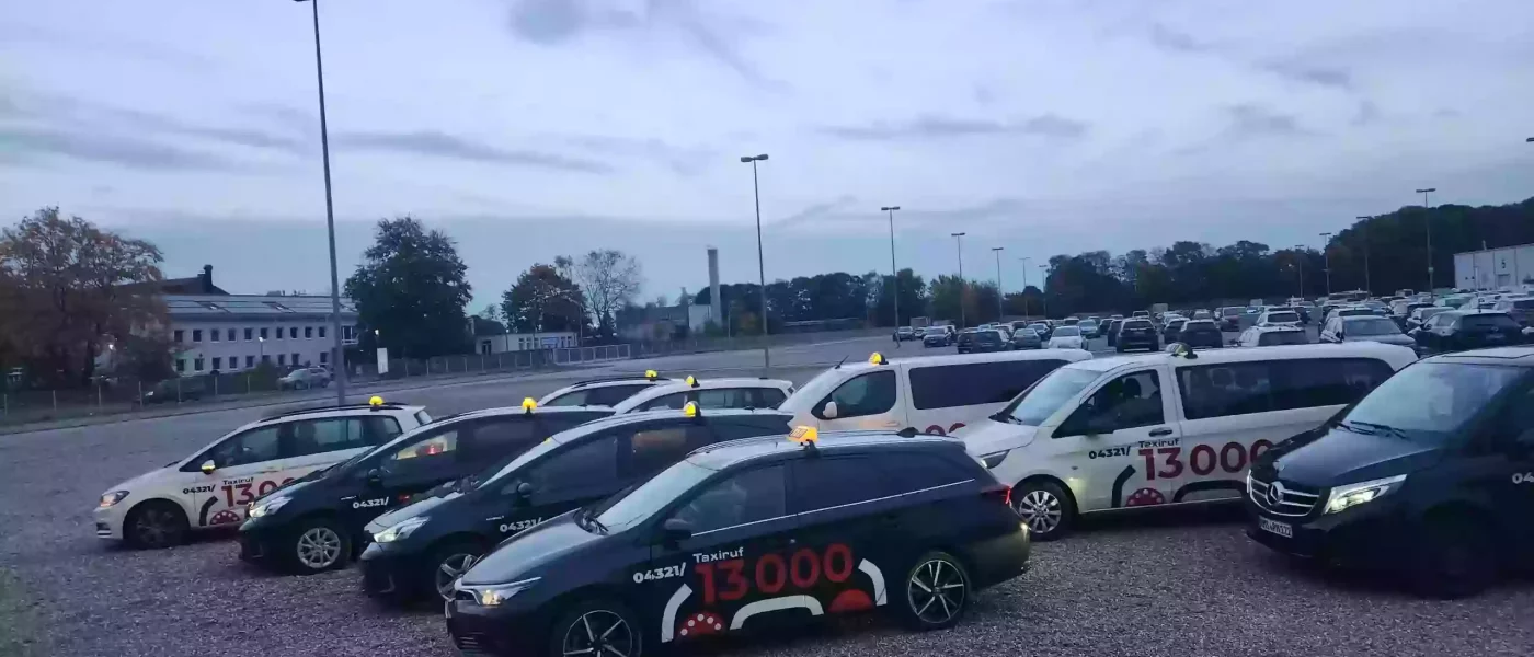 Seitenansicht unserer Fahrzeuge mit dem "13000"-Logo