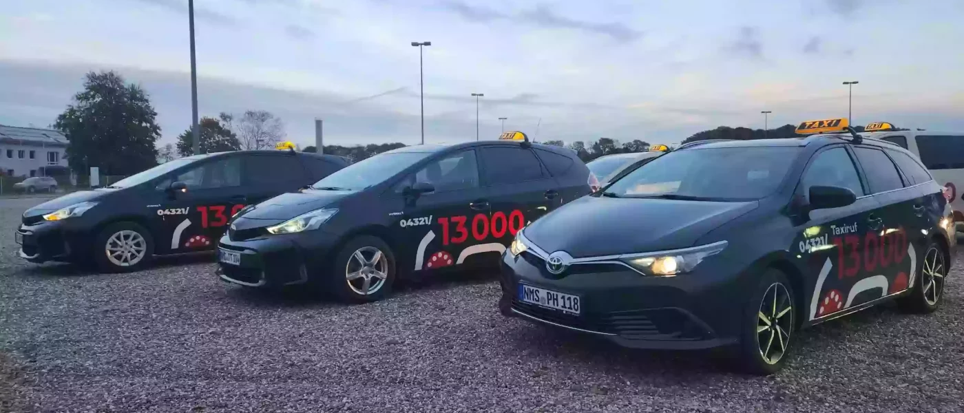 Nahe Vorderansicht unserer Fahrzeuge mit dem "13000"-Logo