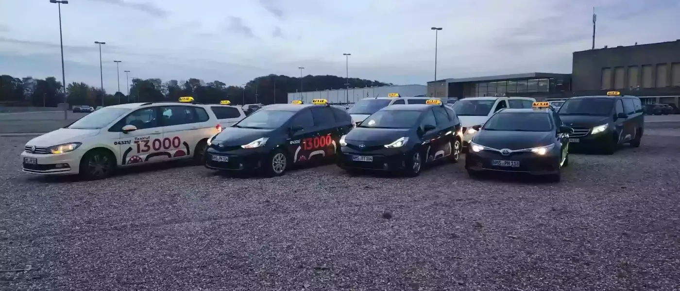 Vorderansicht unserer Fahrzeuge mit dem "13000"-Logo